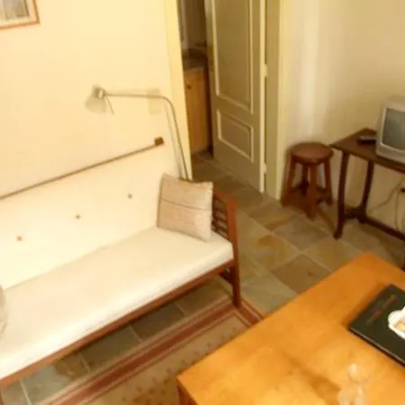 With One Bedroom In With Shared Pool And Balcony Апартаменты Valpedre
